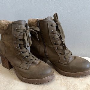 Universal Threads Lace Up Boot 8.5